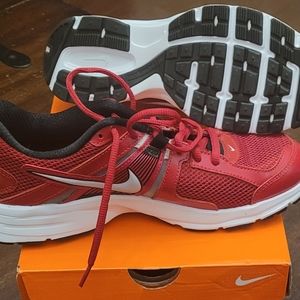 Nike men's 7.5 tennis shoes